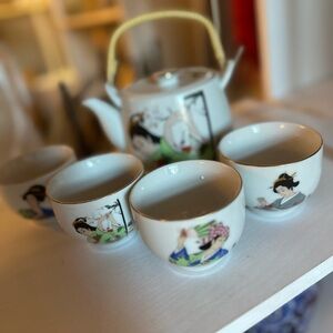 Elegant Japanese Porcelain Tea Set/